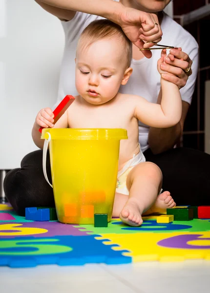 Madre e bambino - taglio unghie — Foto Stock