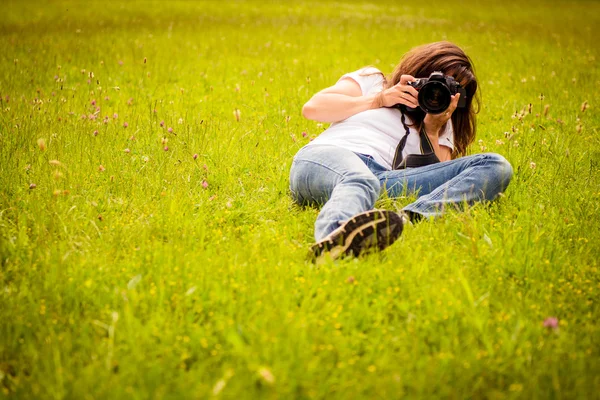 Mujer fotografiando — Foto de Stock