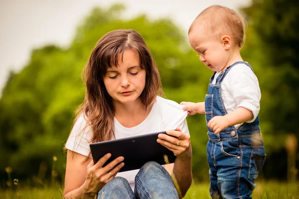 Mother addicted on internet — Stock Photo, Image