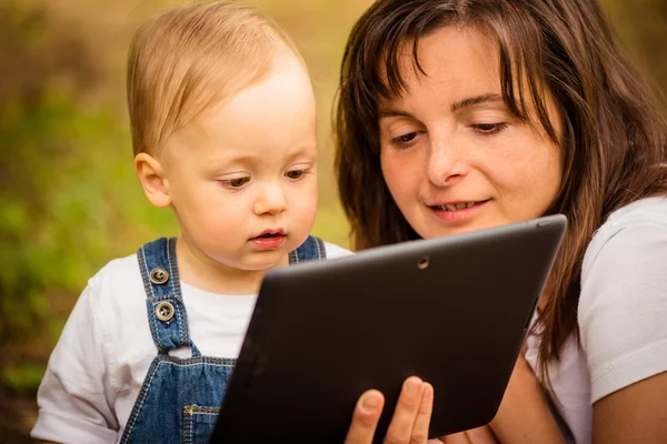 Matka, dítě a tablet — Stock fotografie