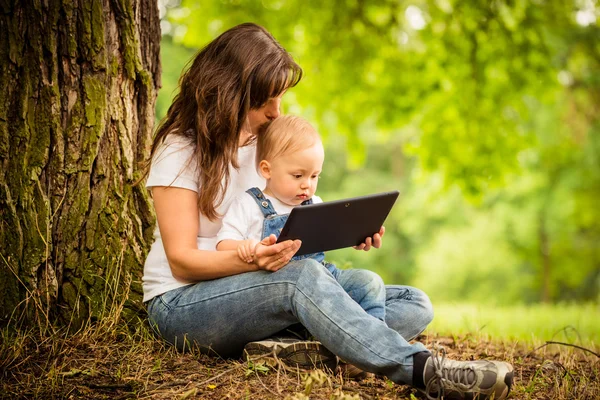 Anne, çocuk ve tablet — Stok fotoğraf