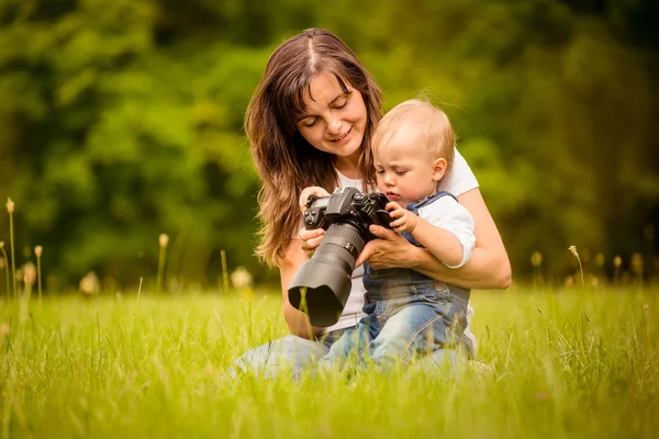 Мать, ребенок и камера — стоковое фото
