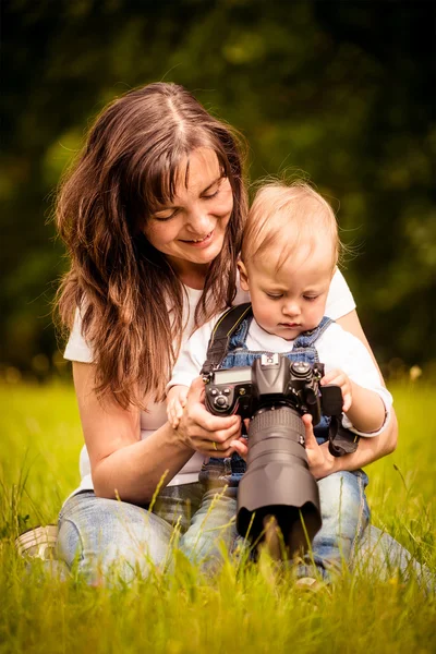 Moeder, kind en camera — Stockfoto