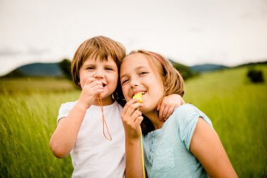düdük üfleme çocuk