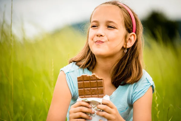 Fille appréciant chocolat — Photo