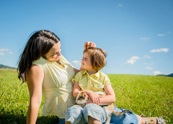 Madre, bambino e gattino — Foto Stock