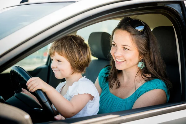 Moeder en kind rijden auto — Stockfoto