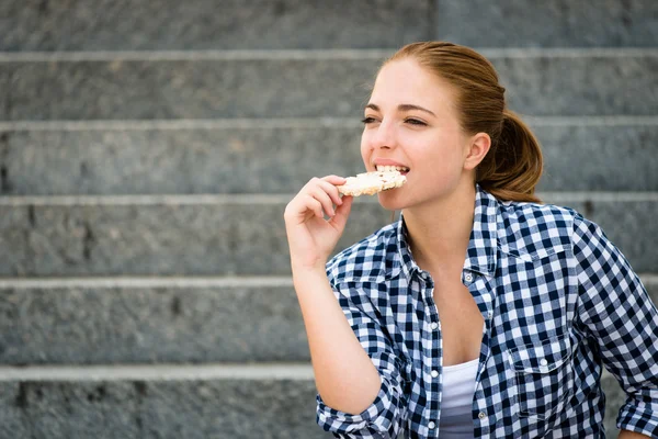 Jonge vrouw die druiven eet — Stockfoto