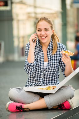 Pizza yemek ve telefonu arama genç