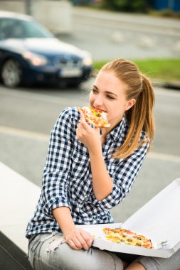 Sokakta pizza yemek genç