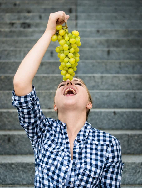 Fiatal nő eszik szőlő — Stock Fotó