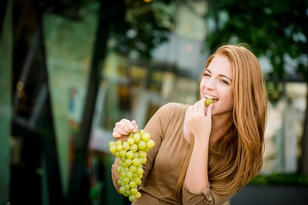 Adolescente mangiare uva — Foto Stock