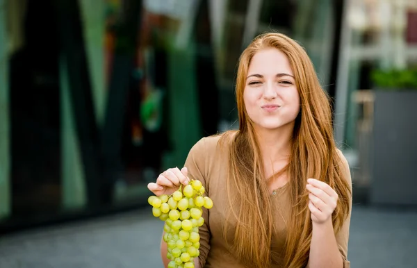 Teenager eating  grapes — Stock Photo, Image