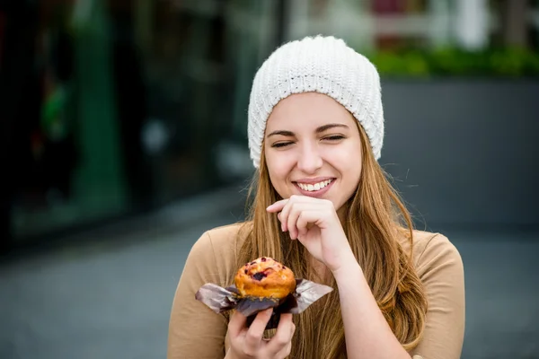 Teenager jíst muffin — Stock fotografie