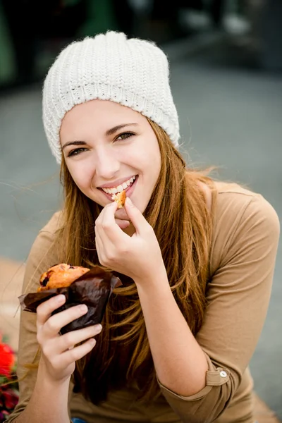 Adolescente comendo muffin — Fotografia de Stock