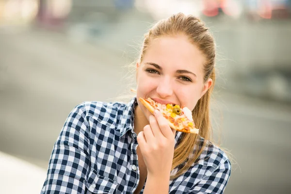 Tiener pizza eten in straat — Stockfoto