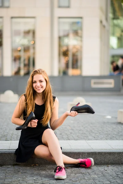 Pohodlí výhry - tenisky versus vysoké podpatky — Stock fotografie