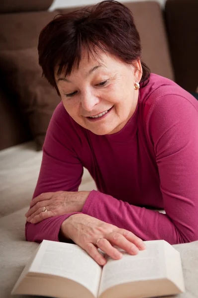 Mulher sênior leitura livro — Fotografia de Stock