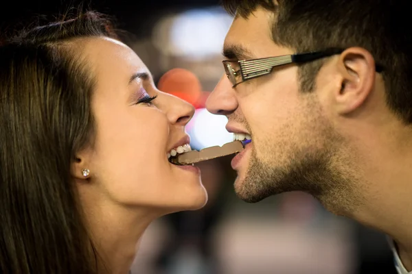 Casal comendo chocolate na data — Fotografia de Stock