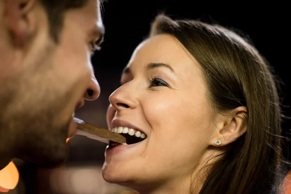 Paar isst Schokolade bei Date — Stockfoto