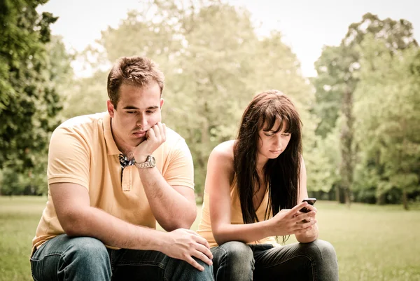 Problemas de relación - pareja en el parque —  Fotos de Stock