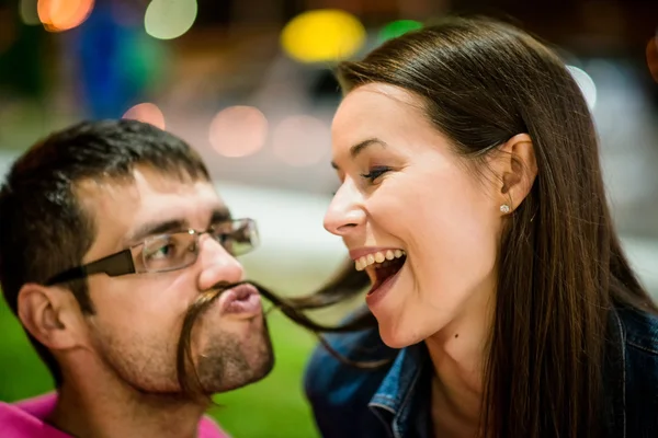Par att ha roligt på natten i street — Stockfoto