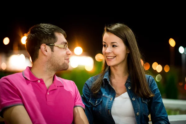 Pareja citas en la noche — Foto de Stock