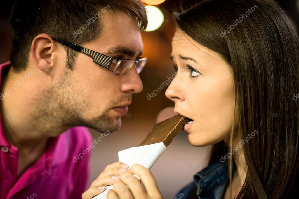 Очевидно по другому. Мужчина и женщина в шоколаде. Парень дарит шоколад. Пара в шоколаде.
