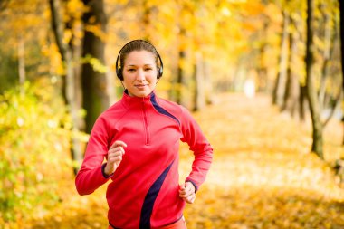 Çalıştıran ve müzik bekleyen kadın
