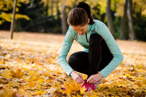 Mujer atando cordones - trotando en la naturaleza — Foto de Stock