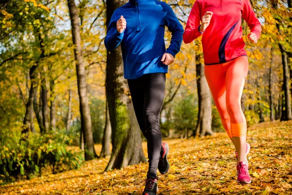 Coppia che corre nella natura — Foto Stock