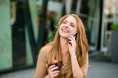 Seyir telefon içinde kek yeme genç