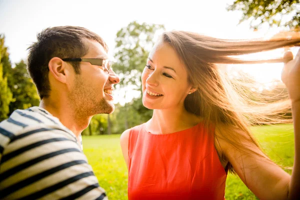 Pareja joven citas en la naturaleza — Foto de Stock