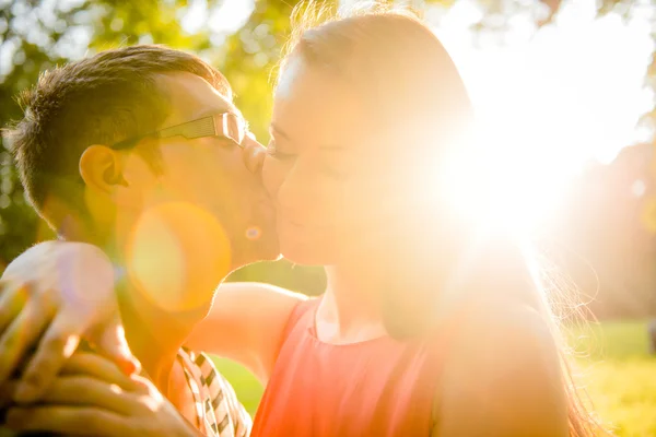 Romance - jeune couple câlin — Photo