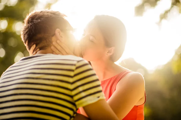 在大自然中接吻的夫妇 — 图库照片