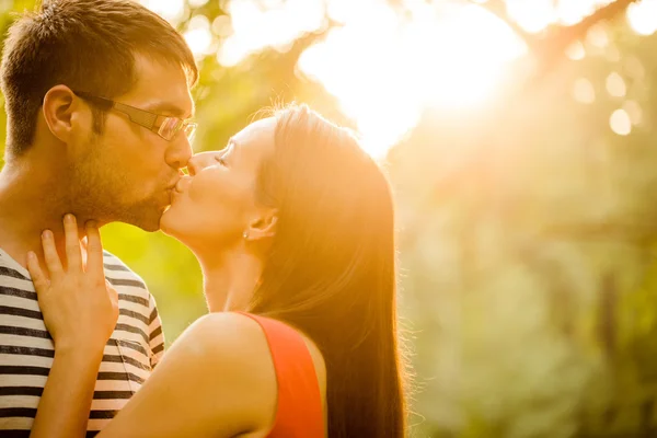 Romance - mladý pár objímání — Stock fotografie