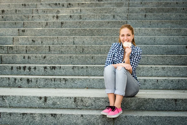 Jonge vrouw die druiven eet — Stockfoto