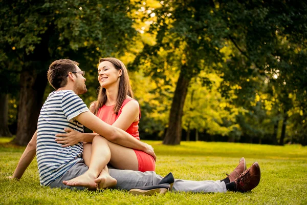 Casal jovem na data na natureza — Fotografia de Stock