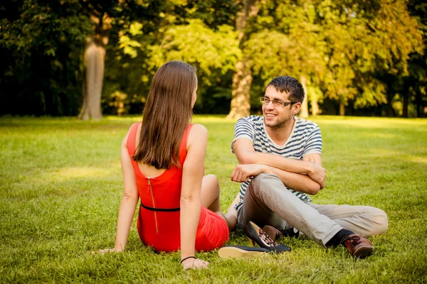 Giovane coppia parlando in data — Foto Stock