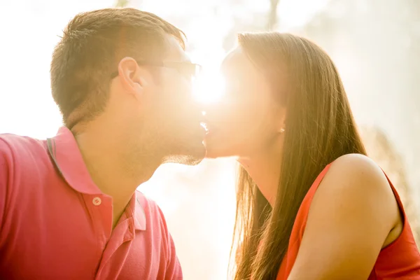 カップルがキス — ストック写真