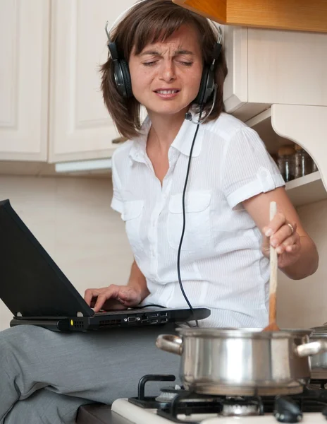 Cooking and working from home — Stock Photo, Image