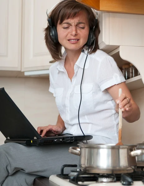 Cozinhar e trabalhar em casa — Fotografia de Stock