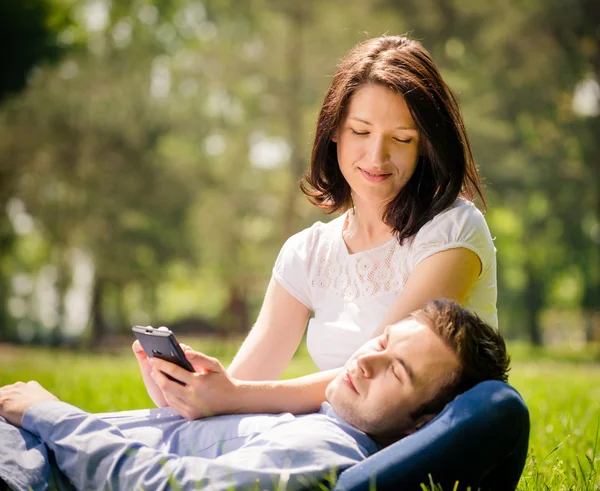 Pareja joven - estilo de vida moderno — Foto de Stock