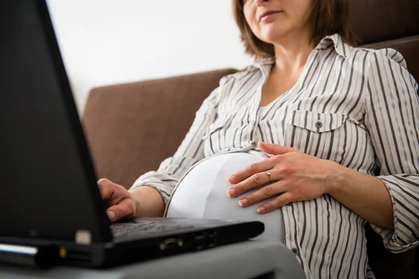 Těhotenství - práce z domova — Stock fotografie