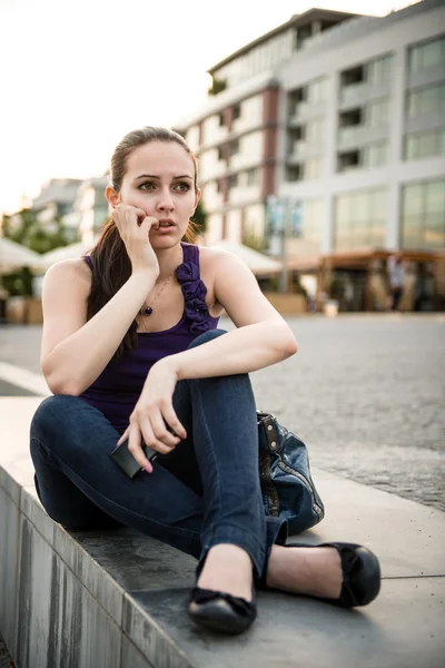 Problemen - jonge vrouw met telefoon — Stockfoto