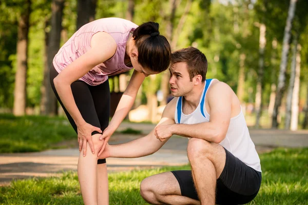 Deporte - rodilla lesionada —  Fotos de Stock