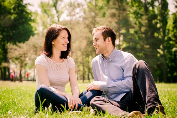 Dating par - pratar ihop — Stockfoto
