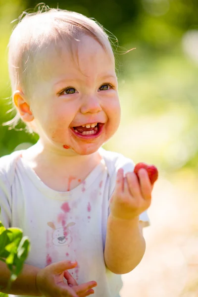 Klein kind met aardbei — Stockfoto