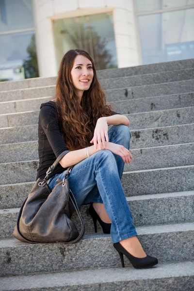 Junge Frau - lässige Mode Outdoor-Porträt — Stockfoto