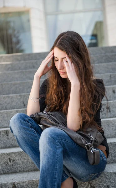 Kopfschmerzen und Probleme - junge Frau im Freien — Stockfoto